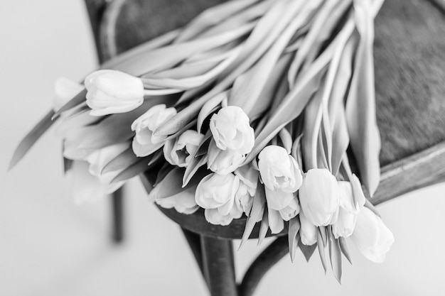 Los tulipanes blancos cierran la foto. foto en blanco y negro