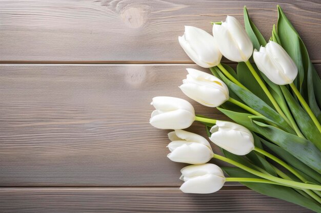 Foto tulipanes blancos sobre mesa de madera