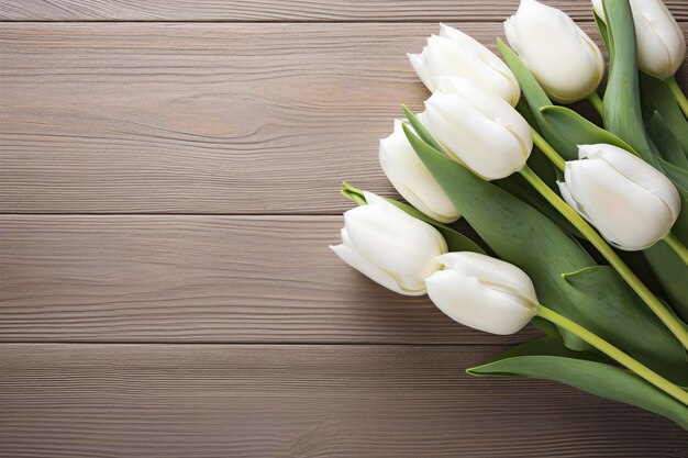 Tulipanes blancos sobre mesa de madera