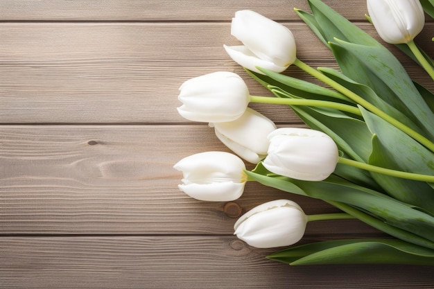 Tulipanes blancos sobre mesa de madera