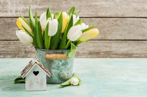 Tulipanes, casa de pájaros en concreto