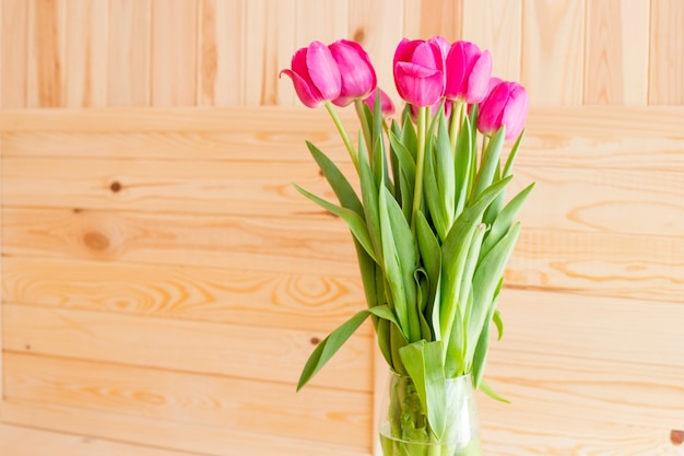 tulipanes de color rosa sobre una mesa en un jarrón. Flores para San Valentín