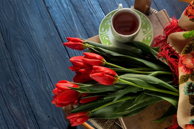 Tulipanes festivos sobre fondo de madera