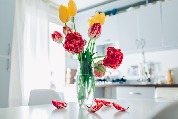 Tulipanes florecientes en florero