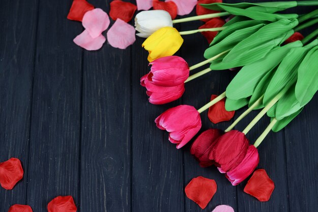 Tulipanes de flores rojas y amarillas para la fiesta del día de San Valentín el 8 de marzo.