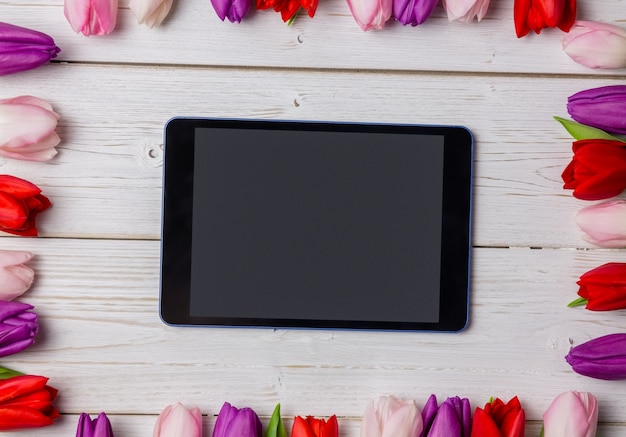 Tulipanes formando marco alrededor de la tableta