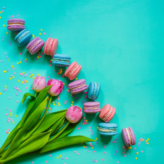 Tulipanes y galletas de macaron.