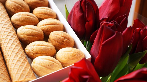 Tulipanes y galletas de mantequilla. Regalo para la mujer. Dulces rusos - galletas y tubos oreshki