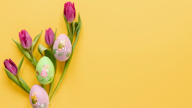 Foto tulipanes con huevos pintados y espacio de copia
