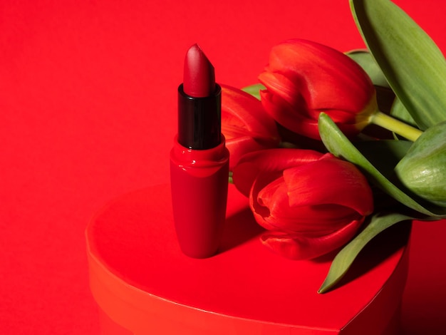 Tulipanes de lápiz labial rojo en caja de corazón para el día de san valentín para mujer