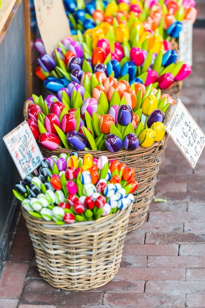 Tulipanes de madera a la venta en un mercado de Amsterdam