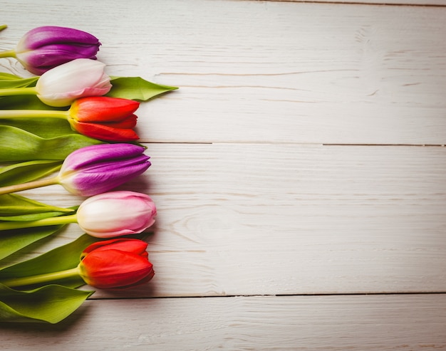 Tulipanes en la mesa de madera