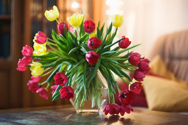 Tulipanes en una mesa en una sala de estar