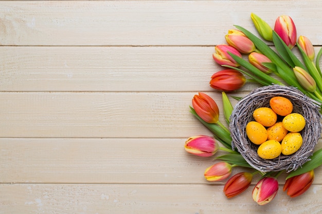 Tulipanes de Pascua de primavera en balde en blanco vintage.