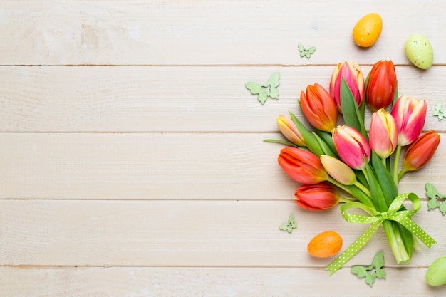 Tulipanes de Pascua de primavera en balde sobre fondo blanco vintage.