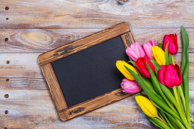 Tulipanes de primavera en azul