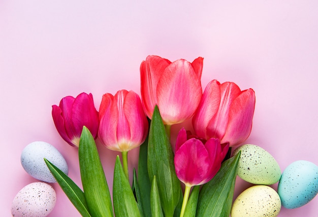 Foto tulipanes de primavera y huevos de pascua