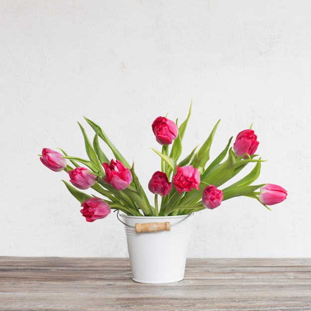 Tulipanes rojos en balde