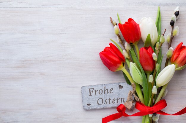 Tulipanes rojos, flores de primavera y decoración de Pascua.