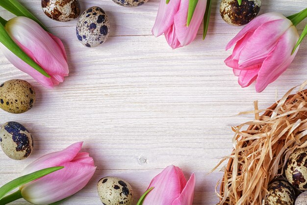 Tulipanes rosa de fondo de Pascua en mesa de madera