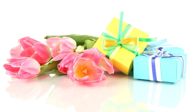Tulipanes rosados y cajas de regalo, aislado en blanco