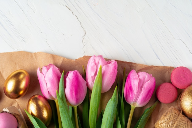 Tulipanes rosados y huevos coloridos. Concepto de pascua