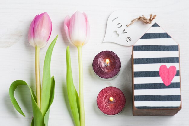 Tulipanes rosas y caja de regalo con lazo rojo