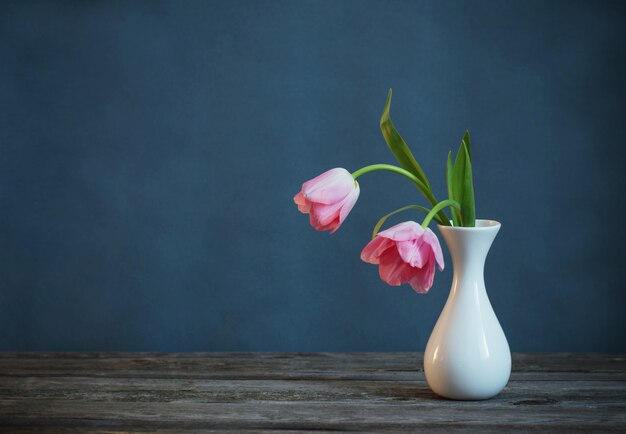 Tulipanes rosas en florero blanco