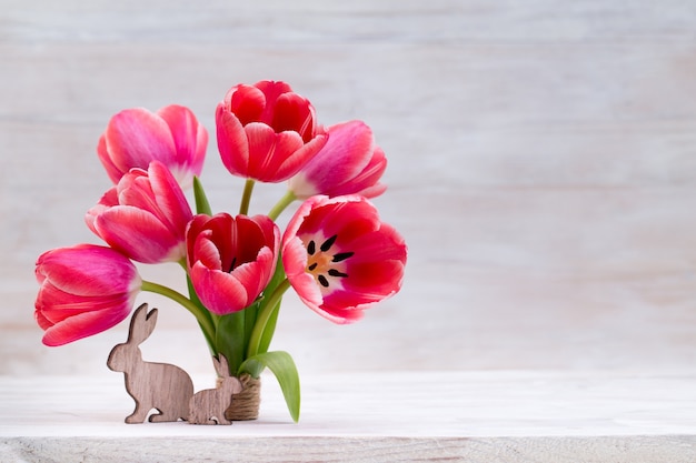 Tulipanes rosas, flores de primavera y decoración de Pascua.