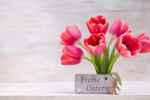 Tulipanes rosas, flores de primavera y decoración de Pascua.