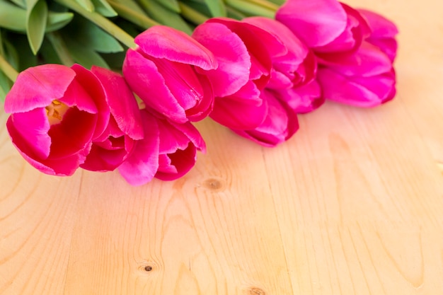 tulipanes rosas sobre una mesa. Flores para San Valentín