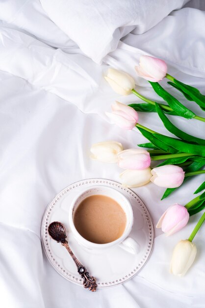 Tulipanes rosas y taza de café