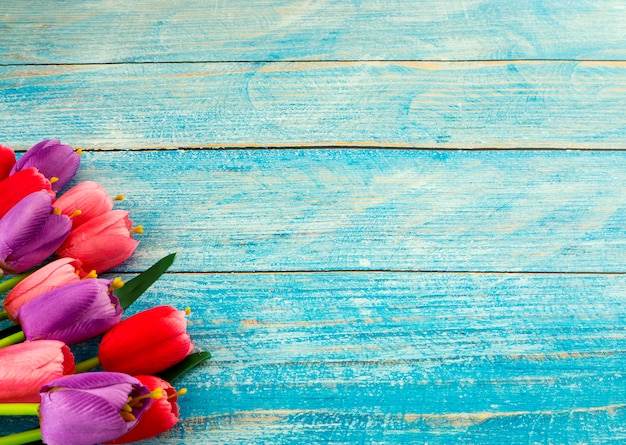 Tulipanes sobre fondo de madera azul