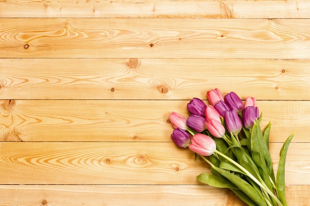 Tulipanes en textura de madera. Fondo de San Valentín