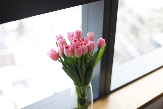 Tulipanes en la ventana de vacaciones