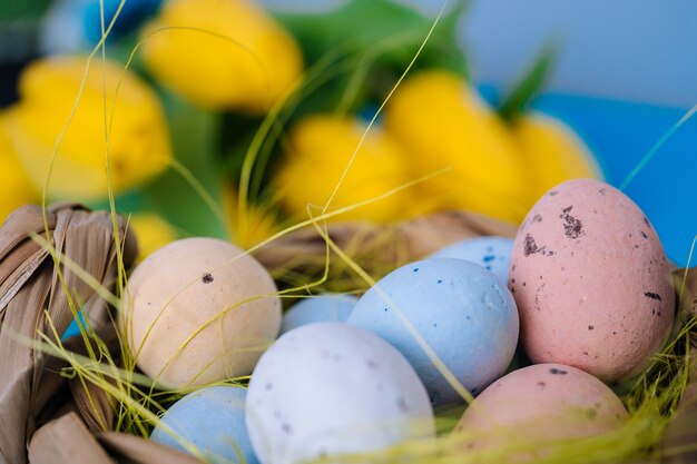 Tulipas amarelas e ovos de páscoa