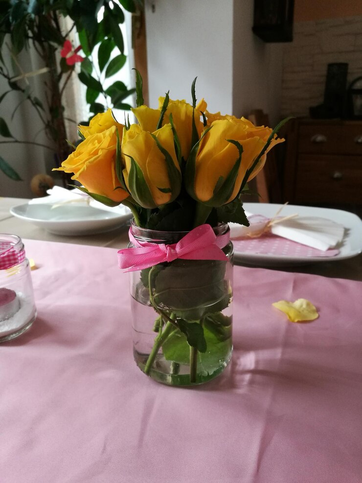 Foto tulipas amarelas em vaso na mesa em casa