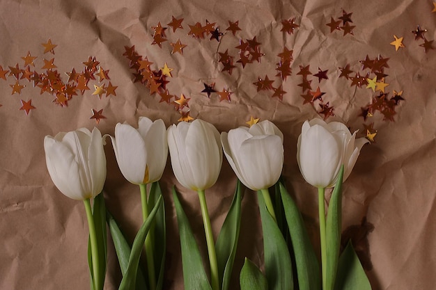 Tulipas brancas em um fundo de papel pardo Tulipas Primavera flores Bouquet Foto para um cartão postal