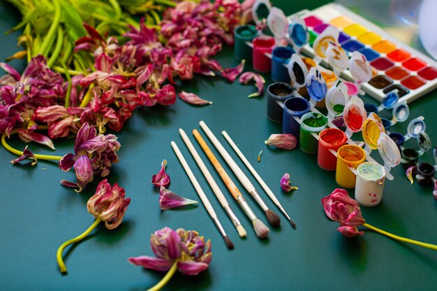 Tulipas com aquarela papel em branco e lápis de cor. Foto de alta qualidade