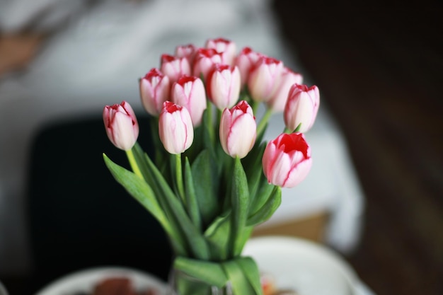 Tulipas cor de rosa em cima da mesa