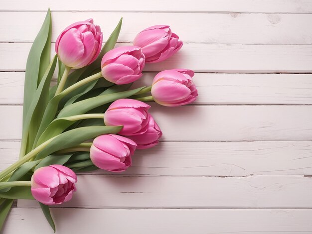 Tulipas cor de rosa em pano de fundo texturizado de madeira branca