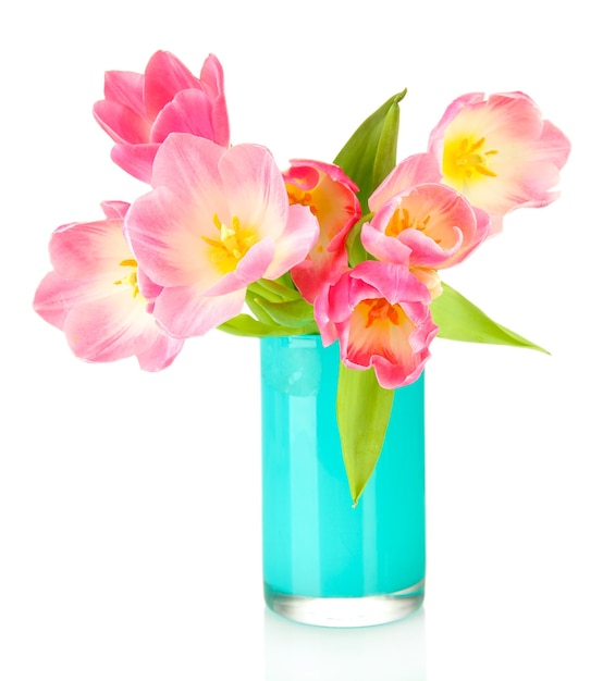 Tulipas cor de rosa em vaso brilhante isolado no branco