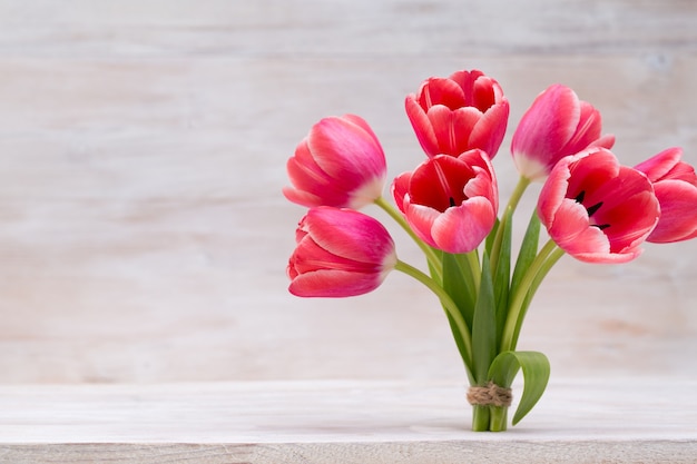 Tulipas cor de rosa, flores da primavera e decoração de Páscoa