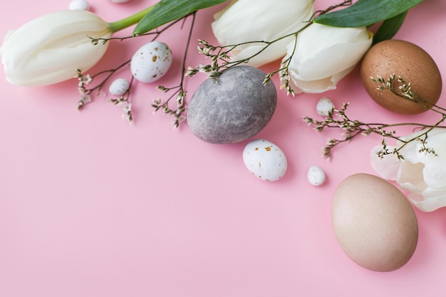 Tulipas de ovos elegantes planas sobre fundo rosa Ovos de páscoa modernos e layout de tulipas brancas