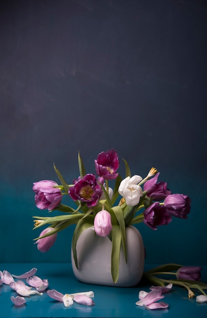 tulipas e fundo azul