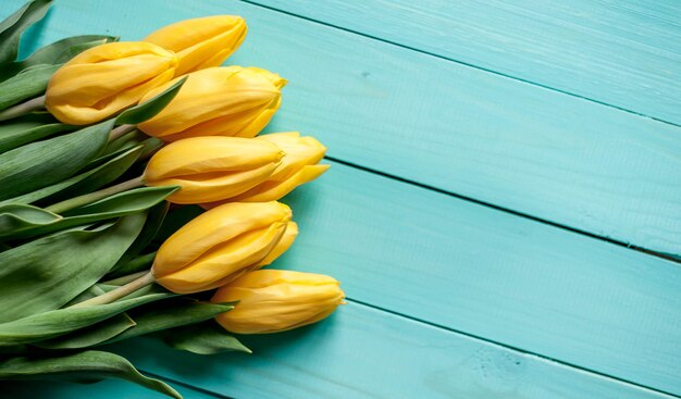 tulipas em um fundo de madeira, com espaço de cópia para o seu texto.