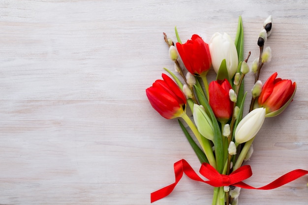 Tulipas vermelhas, flores da primavera e decoração de Páscoa.