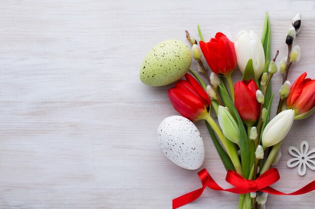 Tulipas vermelhas, flores da primavera e decoração de Páscoa.