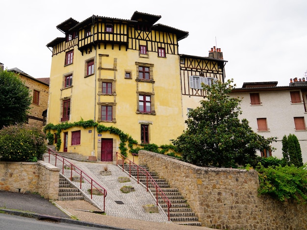 Tulle ciudad casa de color en el centro de la ciudad calle calle en Francia