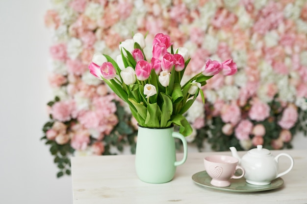 Tulpen auf Blumenhintergrund